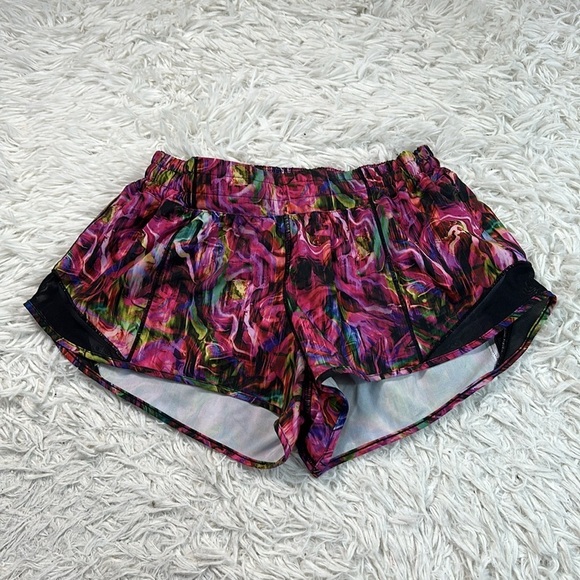Lululemon Hotty Hot Low Rise Short 2.5" Hyper Flow Pink Multi / Black - Picture 1 of 6